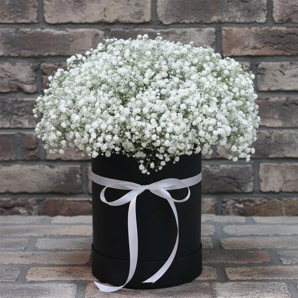 Цветочная композиция из Гипсофила в шляпной коробке в Головково