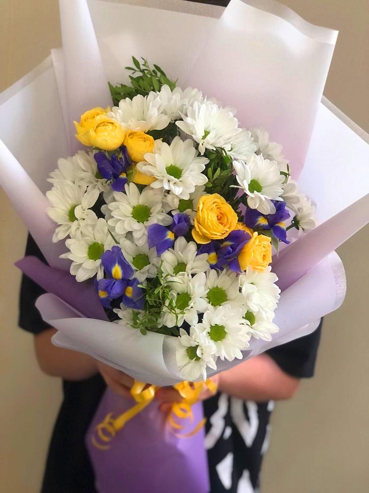 Букет цветов из: Ирисы, Хризантемы и Розы в Головково