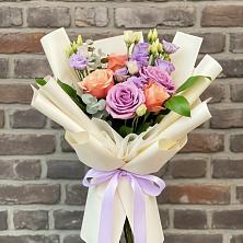 Букет цветов из:  Лизиантусы и Розы в Головково