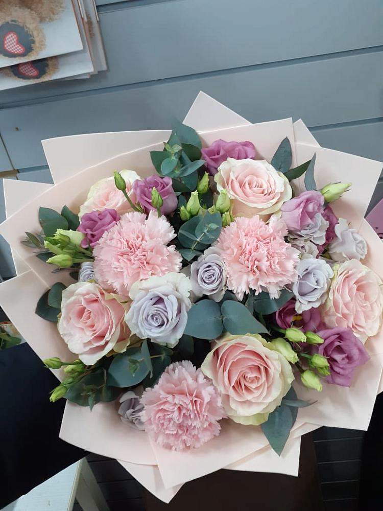 Букет цветов из: Розы, Гвоздики и Лизиантусы в Головково