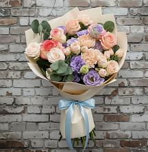 Букет цветов из:  Розы, Лизиантусы и Гвоздики в Головково